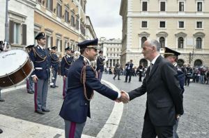 Il Maestro della Fanfara della Polizia di Stato saluta il Capo della Polizia Pref. Gabrielli