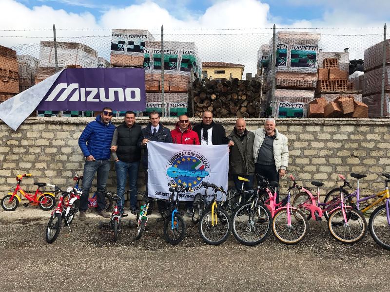 Amatrice, una delegazione della CONSAP di Roma, della CONSAP di Rieti e il Negozio Pro-Bike sul luogo del sisma, donate 15 biciclette e accessori da bambino presso la palestra comunale alla presenza del Sindaco Sergio Pirozzi