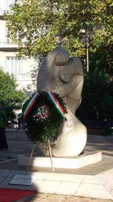 L'Abbraccio - Il Monumento in Piazza della Libertà ROMA - Dedicato ai Caduti delle Forze dell'Ordine e del Soccorso