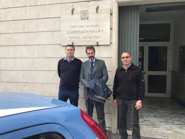 Esterno del Commissariato P.S. Tivoli - Guidonia, da sinistra Segala, Guerrisi e Cirignoli