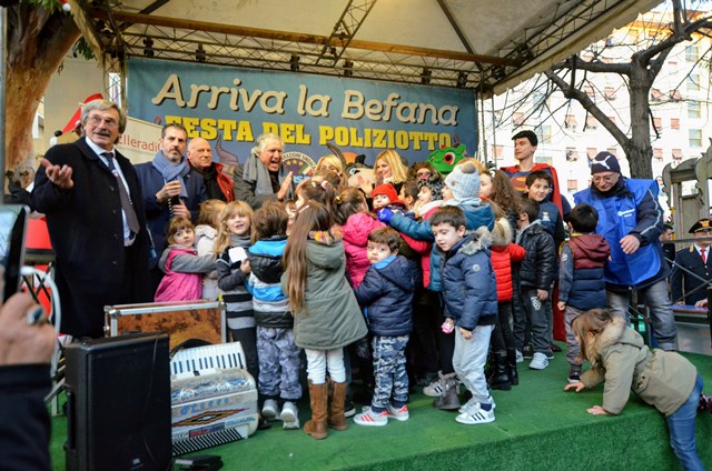 Lando Buzzanca, Patrizia Pellegrino, Francesca Della Valle in festa con i bambini sul palco della kermesse