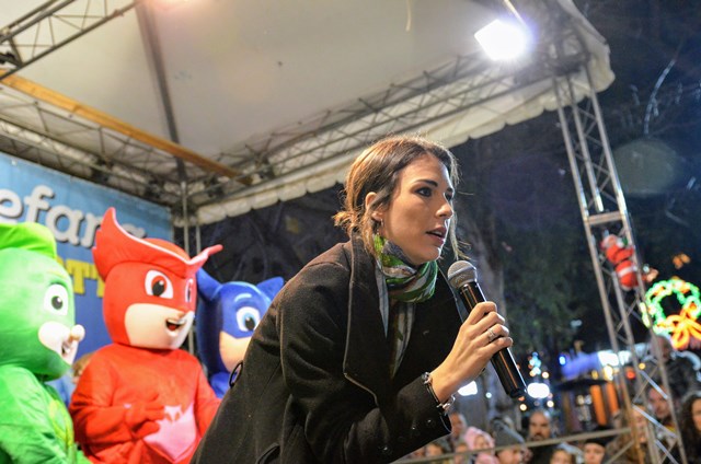 Michelle Carpente di Ben 10 di Boing TV sul palco con i Super Pigiamini saluta il pubblico