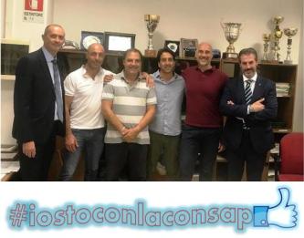 La nuova sezione CONSAP presso la Divisione Polizia Amministrativa e Sociale della Questura di Roma. Da sinistra : Bonanni, Marcucci e Pettinato con Guerrisi e Scoditti della Segreteria Provinciale di Roma