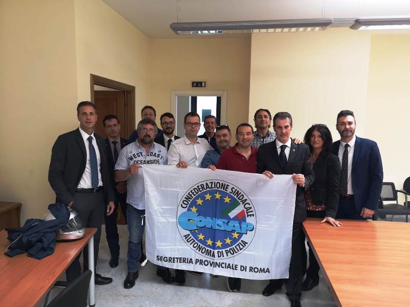 La Sezione Locale CONSAP presso Ispettorato di P.S. Palazzo Chigi con dirigenti sindacali ed una parte degli iscritti. Da sinistra : Mondo, Modica, Bonanni, Placidi, Masella, Guerrisi, Musica e Di Guglielmo 