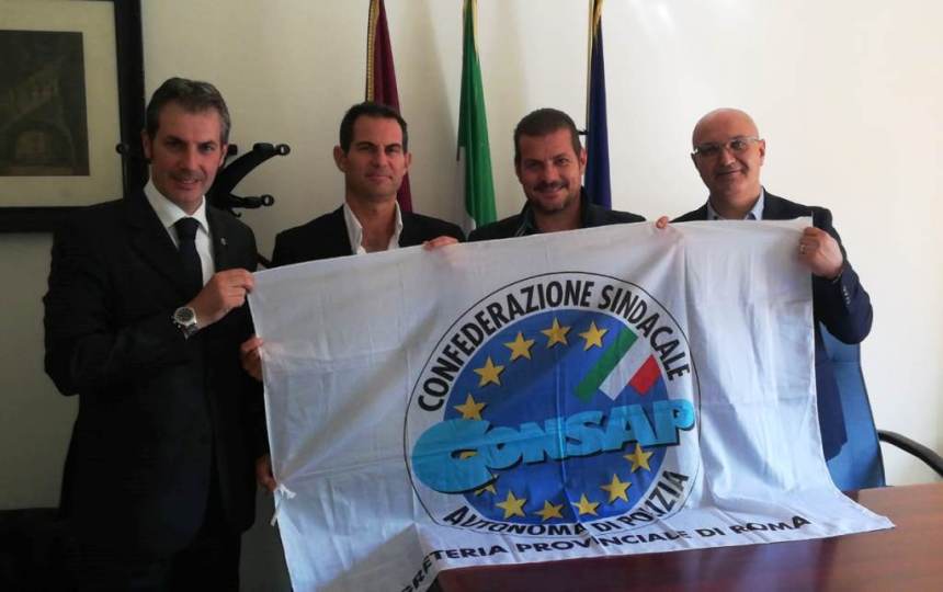 La Sezione Locale CONSAP presso il Ministero dell'Interno U.S.T.G. (Ufficio per i Servizi Tecnico Gestionali) con dirigenti sindacali ed una parte degli iscritti. Da sinistra : Guerrisi, Del Bon, Montesano e Ricci