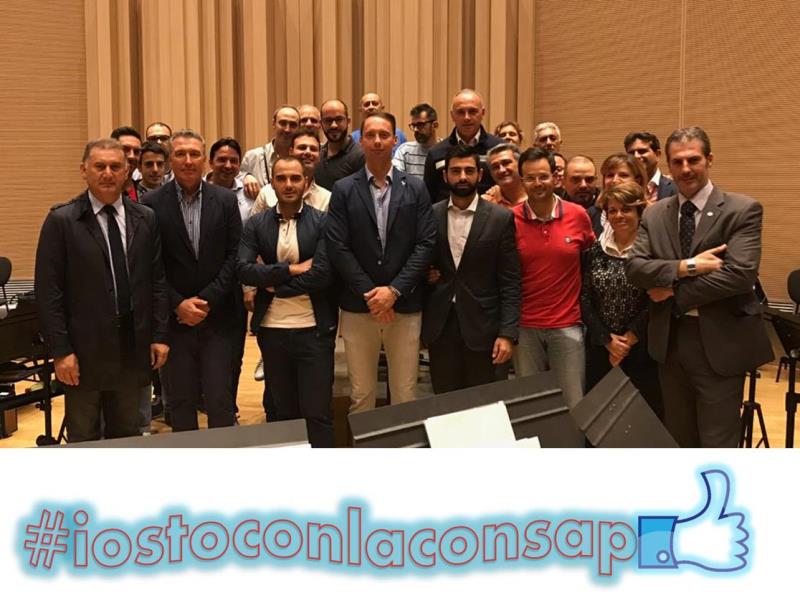 La Sezione Locale CONSAP presso la Banda Musicale della Polizia di Stato con dirigenti sindacali ed una parte degli iscritti. Da sinistra : Bortone, Turicchi, Celestino, Profili, Scoditti, Gambardella, Vallini e Guerrisi