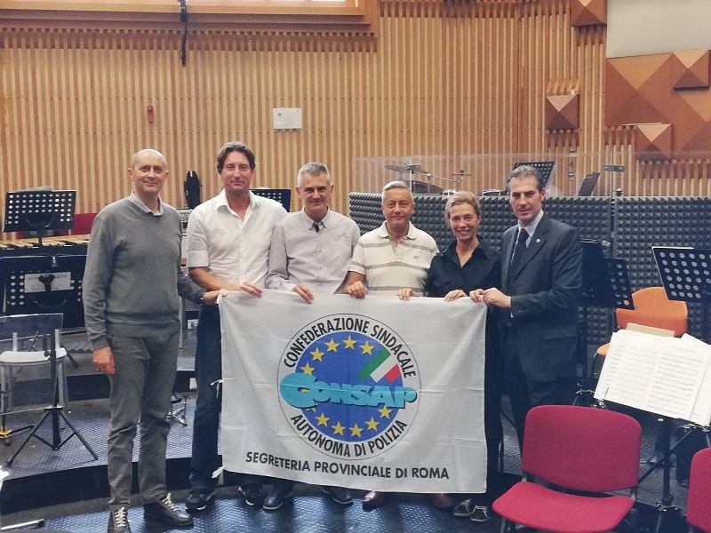 La Sezione Locale CONSAP presso la Fanfara della Polizia di Stato con dirigenti sindacali ed una parte degli iscritti. Da sinistra : Scoditti, Florio, Marocco, Fanelli, Tiberia e Guerrisi