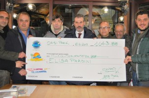 Befana del Poliziotto CONSAP 2019, foto assegno del ricavato alla presenza di Fabio Pardini, papà della piccola Elisa