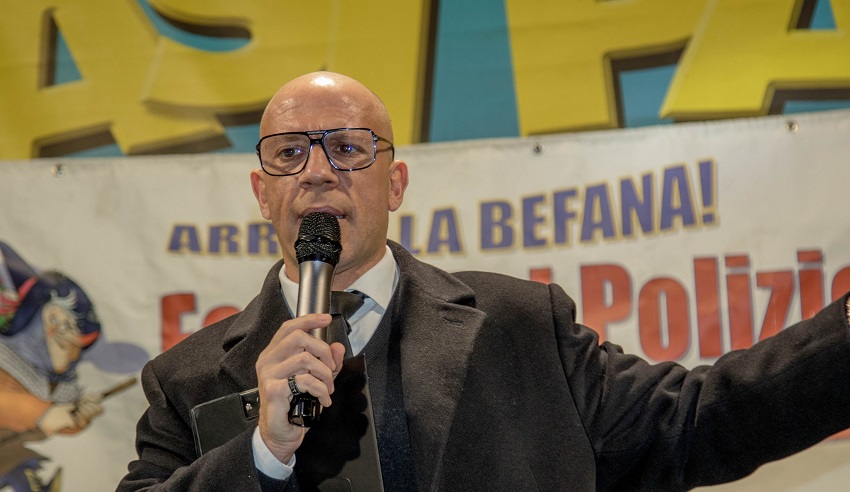 ANGELO MOLONE ANGELO MOLONE - Befana del Poliziotto - CONSAP 2024 -